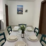 Coral Cove Comfort 1 בית הארחה *